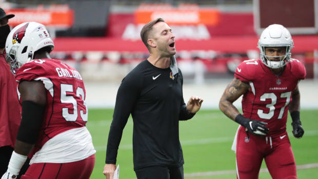 Arizona Cardinals head coach Kliff Kingsbury directs his team during warm-ups before playing against the Washington Football Team at State Farm Stadium Sept. 20, 2020.